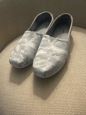 Women’s 6.5 camo Toms